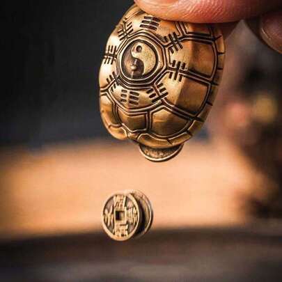 Vintage Copper I Ching Divination Set, Including A Tortoise Shell With Hexagram Patterns And Three Chinese-Style Coins, Can Be Used As Hand-Play Pieces And Decorations, Symbolizing Wealth And Prosperity - A Golden Ornament Suitable For The Living Room.