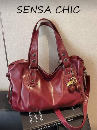 Chiếc túi xách da PU màu đỏ tía thời trang này có mặt dây chuyền hình quả anh đào, dung tích lớn, có dây đeo chéo điều chỉnh được và phù hợp cho mọi mùa. Rất lý tưởng cho việc đi làm hàng ngày, mua sắm và du lịch.
