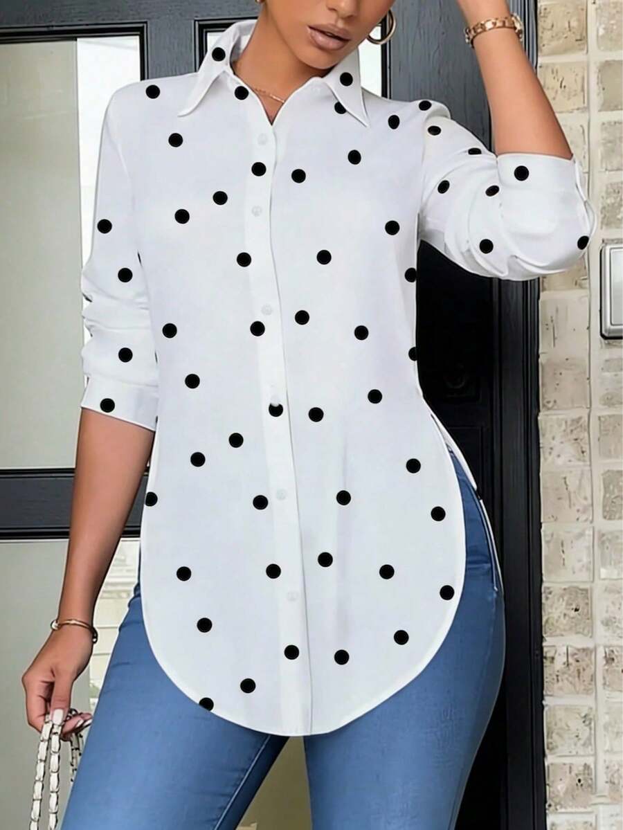Chemise boutonnée à col rond ample pour femmes, imprimé à pois blanc et noir, ourlet incurvé asymétrique et fentes latérales, chemise décontractée ample pour les vacances - Blanc - Voir 1