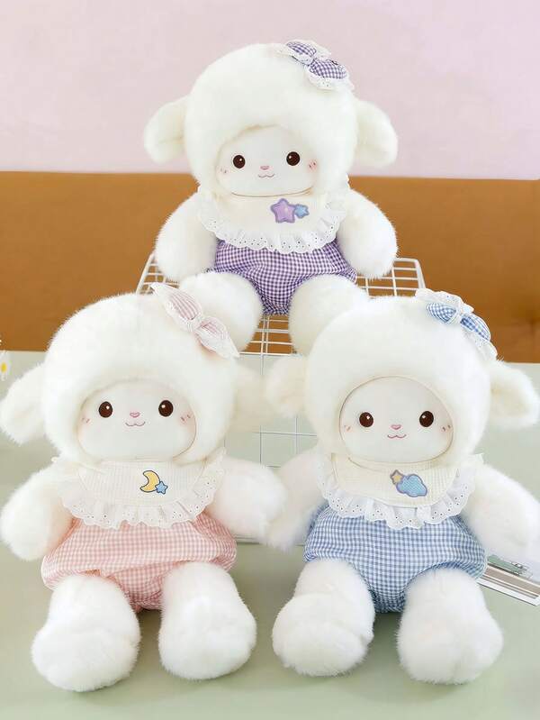 这款13.78英寸的可爱白色毛绒绵羊玩偶，配有格子背带和蕾丝围兜，柔软蓬松，并饰有蝴蝶结，是卧室装饰、沙发靠垫、玩耍伙伴、睡眠拥抱、节日派对展示的理想之选。它适合女孩、儿童、毛绒玩具爱好者、动物爱好者，也是一份甜蜜的生日礼物。