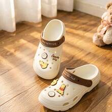 Miniso Zapatillas tipo zuecos de Eva ligeras y antideslizantes de Winnie the Pooh de Disney, sandalias de verano con puntera envuelta, lindos zuecos de material de Eva ligero para uso en el hogar y al aire libre (1 pieza) - Multicolor - Ver 4