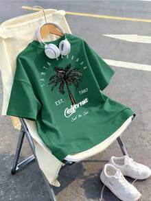 Bộ trang phục thường ngày này được thiết kế cho bé trai, bao gồm một chiếc áo phông màu xanh đậm thời trang với họa tiết in hình bãi biển. - Màu xanh lá cây đậm - Xem 4