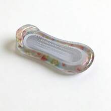 1个透明草莓图案充气漂浮床，采用PVC材质，印有可爱的草莓图案，符合人体工学的弧形设计贴合身体曲线，配有头枕支撑颈部，双气室设计防止倾倒，适用于泳池派对、海滩、湖泊、水上乐园、日光浴、旅行等场合，便携可折叠，易于充气和放气，可重复使用，是泳池充气玩具、沙滩必备品和泳池漂浮垫的理想之选。 - 1pc透明草莓漂浮床 - 查看 6