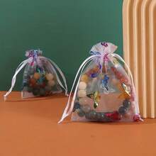 Conjunto de 10 elegantes saquinhos de organza com cordão e estampa de borboletas em tons suaves. Tecido de malha transparente com fechamento duplo, ideais para guardar joias, doces e embalar presentes. Perfeitos para casamentos, festas de aniversário e pequenas lojas (multicoloridos). - Multicolorido - Ver 4