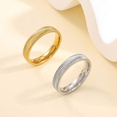 两枚不锈钢金银极简素面戒指套装，适合女士日常佩戴或作为礼物