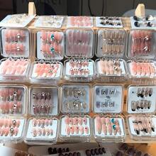 VERSCEISG This Set Includes 24*4pcs Random Nail Stickers With Various Stylish Designs, Including Rhinestones, Hearts, And Nude, Pink, And Mixed Color Patterns. Perfect For Any Occasion. Reusable, Easy To Apply, And Long-Lasting. Quick And Easy To Use. Suitable For Nail Lengths And Sizes. - 96 món ngẫu nhiên - Xem 2