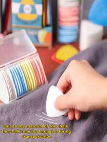 Marcador de tiza borrable con caja de plástico duradera - Herramienta multicolor para costura, bordado, maquillaje y marcado de tela - Diseño de borrado fácil, accesorio de bordado portátil/Función de borrado fácil de tiza ergonómica, accesorio de sastre, herramienta de sastre - A - Ver 13
