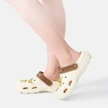 Miniso Zapatillas tipo zuecos de Eva ligeras y antideslizantes de Winnie the Pooh de Disney, sandalias de verano con puntera envuelta, lindos zuecos de material de Eva ligero para uso en el hogar y al aire libre (1 pieza) - Multicolor - Ver 7