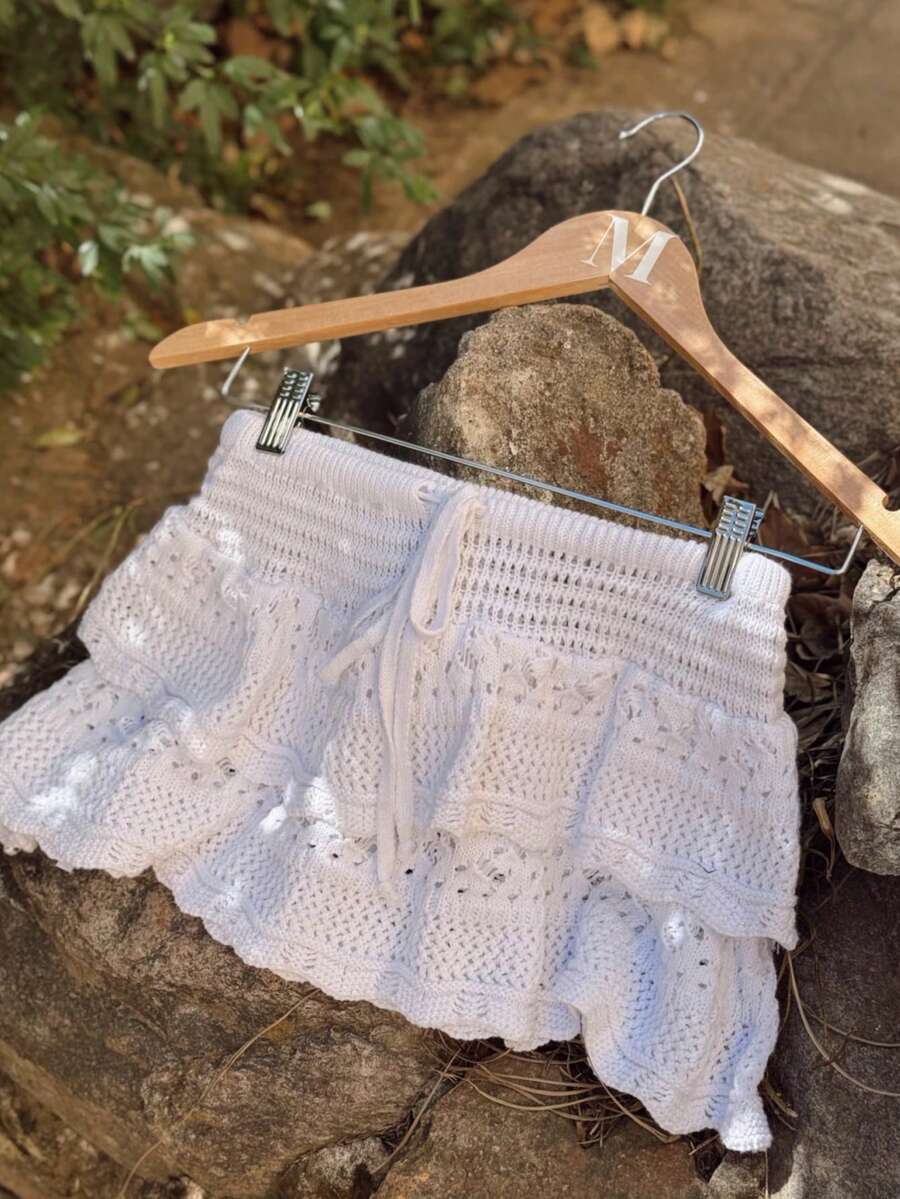 女士白色针织迷你裙,层叠荷叶边裙摆设计,是夏季度假和海滩装扮的完美之选。可作罩衫裙。 - 白色 - 查看 1