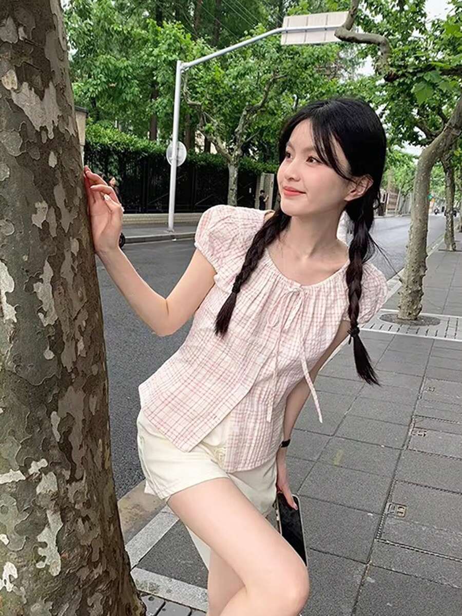 Áo sơ mi nữ tay phồng thắt nơ kiểu retro kẻ caro năm 2026, thiết kế thắt eo, màu hồng. - Hồng - Xem 1