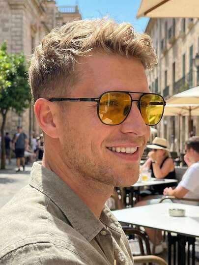 1副男士时尚眼镜，新款复古双梁飞行员款式，复古个性小巧镜框，适合日常通勤和穿搭，散发高端气质。