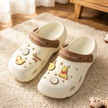 Miniso Zapatillas tipo zuecos de Eva ligeras y antideslizantes de Winnie the Pooh de Disney, sandalias de verano con puntera envuelta, lindos zuecos de material de Eva ligero para uso en el hogar y al aire libre (1 pieza) - Multicolor - Ver 2