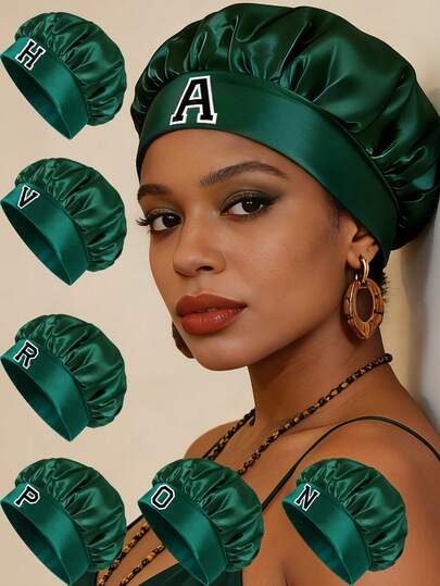 1 chiếc mũ ngủ bằng lụa in chữ cái A-Z dùng để quấn tóc, che đầu, bảo vệ tóc tết, làm từ lụa satin, có vành rộng, co giãn, mềm mại và thoải mái, thích hợp cho giấc ngủ hàng ngày ở nhà, các dịp lễ, ngày Valentine.