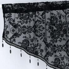 Gorden Pendek Segitiga Elegan dengan Hiasan Renda Hitam Bergelombang, Cocok untuk Dekorasi Dapur, Ruang Tamu, dan Ruang Belajar, Terbuat dari Serat Poliester Semi-Transparan dengan Desain Kantong Batang yang Mudah Dilepas, Cocok untuk Dekorasi Pesta Musim Kembali ke Sekolah. - Hitam - View 8