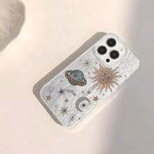 Estilo retro distintivo - Funda para teléfono con diseño artístico de temática espacial (Sol, Luna y Estrellas). Ofrece protección de cobertura total resistente a caídas mediante tecnología IMD avanzada, realzada por una textura de plumas con degradado plateado y un acabado iridiscente grabado a láser. Compatible con iPhone 17/17 Pro Max/16 Pro Max/15 Pro/14 Pro/13 Pro/12 Pro/12/11. - Color 1 - Ver 3