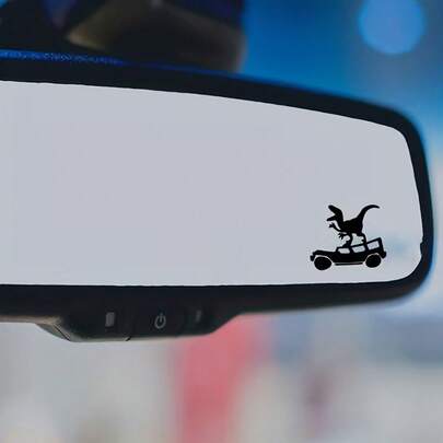 Conjunto de dois adesivos de Páscoa em formato de Tiranossauro Rex, um veículo off-road. Os adesivos pequenos são ideais para colar nos vidros ou retrovisores do carro, são fáceis de remover, perfeitos para o para-brisa e também invisíveis para decoração automotiva.