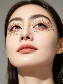 1 Peça Adesivo Facial com Letra Colorida e Rebite! Adesivo Decorativo de Maquiagem Criativa para Olhos, Maquiagem de Palco, Adereço de Foto de Menina Doce e Quente no Estilo Ins, À Prova d'Água e de Longa Duração, Atmosfera Y2K, Glitter Facial, Carnaval, Adesivo Facial, Adesivo 3D, Gemas Faciais, Adesivo Decorativo, Visual de Show, Gemas Faciais - Multicolorido - Visão 3
