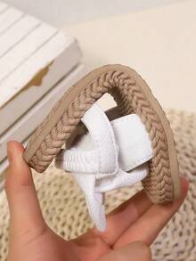 1 Pair Girls' Big Bow Woven-Look Non-Slip Elastic Strap Open Toe Flat Sandals, Suitable For Summer Daily Wear, Beach, And Vacation (Matching Parent-Child) - White - View 9