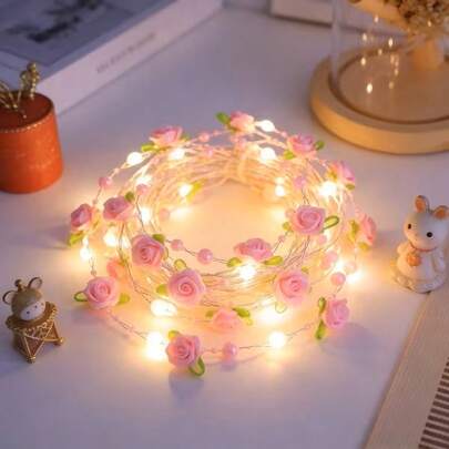 Bộ 1/3 gồm 20 đèn LED dây trang trí hình hoa hồng và ngọc trai, dài 78,74 inch. Tạo không khí ấm áp và lãng mạn, thích hợp cho đám cưới, Ngày Valentine, Ngày của Mẹ, tiệc tùng, trang trí lễ Phục sinh, và cũng dùng để trang trí quà tặng, cửa sổ, phòng ngủ, phòng ăn, mặt bàn và các dịp khác.