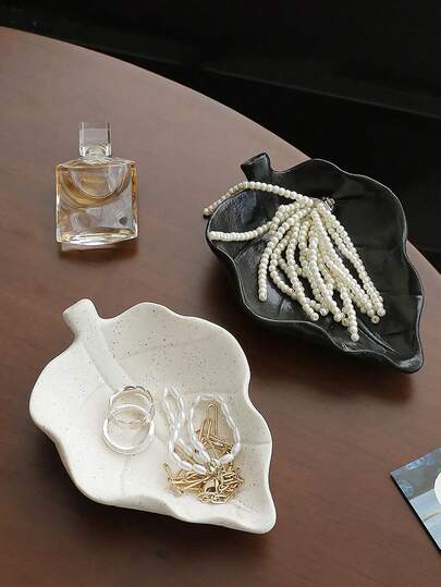 1 khay đựng trang sức bằng gốm hình lá kiểu Ins, khay đựng chìa khóa lối vào kiểu Wabi-Sabi, khay đựng trang sức trang điểm, đĩa đựng đồ trang sức bằng gốm hình lá sáng tạo, hộp đựng trang sức chấm đen trắng, giá đựng bông tai và dây chuyền để bàn, khay đựng đồ hình lá sang trọng, khay đựng chìa khóa lối vào, khay đựng đồ trang điểm trang điểm, bộ quà tặng khay đựng trang sức bằng gốm màu kem, đĩa đựng đồ trang sức hoa văn sáng tạo, quà tặng sinh nhật cho bạn thân, khay đựng đồ để bàn kiểu Wabi-Sabi, đồ trang trí chìa khóa lối vào, quà tặng trang trí nhà cao cấp.