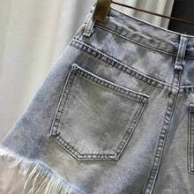 Distressed & Whiskered Denim Shorts With A Flattering High-Rise Waistband, Wide A-Line Leg Opening And Frayed Raw Hem In Black And Classic Blue, Designed To Elongate Legs And Create A Streamlined Silhouette For A Sexy, Minimalist Everyday Aesthetic - 粉色 - 查看 7