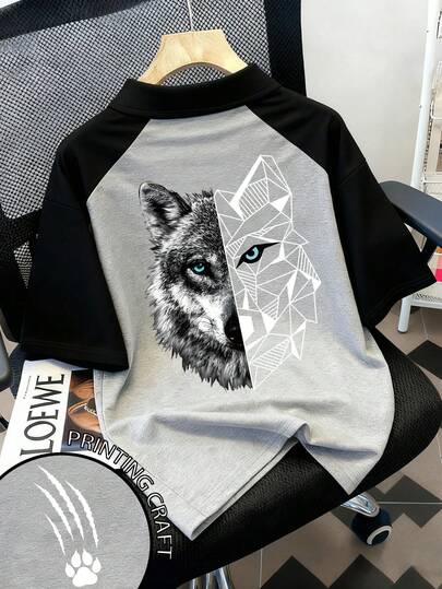 Teen Boy Summer Polo Shirt, Geometric Wolf Head Artistic Print On Back, Contrast Color Raglan Sleeve Design, Paired With Simple White Casual Shorts, American Street Sports Style, Suitable For Summer Daily Wear, Campus Life, Outdoor Activities, Creating A Stylish And Personalized Teen Look