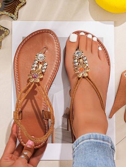 New Fashion Women One-Strap Slide Sandals, Casual Roman Style Slip-On Flip Flops In Black, Beige, Brown, Solid Color Beach Sandals, Blogger Recommended Thick-Sole Sandals, Summer Beach Shoes, Elegant Buckle Low Heel Round Toe Slippers, Beaded Decor Minimalist Outdoor Slides, Versatile Flat Sandals. Please Refer To The Size Chart When Ordering As The Shoes Run Large.