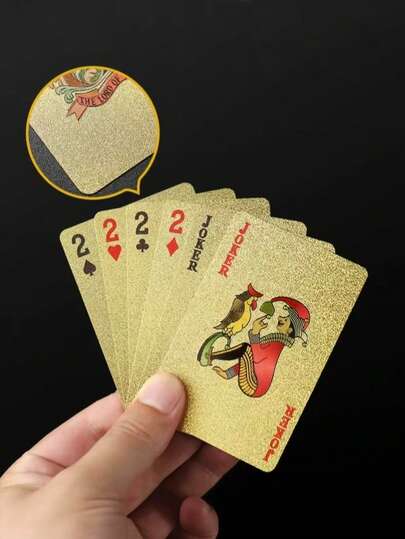 一盒金箔PVC黑色格子扑克牌，加厚防水，经久耐用，创意十足，适合休闲娱乐、送礼、周年纪念、生日、节日等场合，营造热闹欢乐的气氛，尽享无忧乐趣。