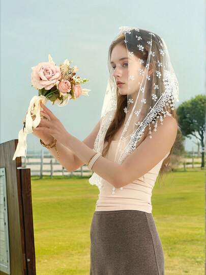 1件 2026新款蕾丝三角巾，轻盈透气，花卉流苏披肩，多功能新娘头巾，适合婚礼、海滩和度假