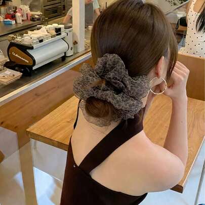 1 chiếc dây buộc tóc ren xếp ly kiểu Pháp, thích hợp sử dụng hàng ngày, đi nghỉ mát, dạo phố và các dịp khác. Một phụ kiện tóc thanh lịch và độc đáo bao gồm dây buộc tóc, kẹp tóc, kẹp đuôi ngựa và vật trang trí tóc tại nhà đẹp mắt.