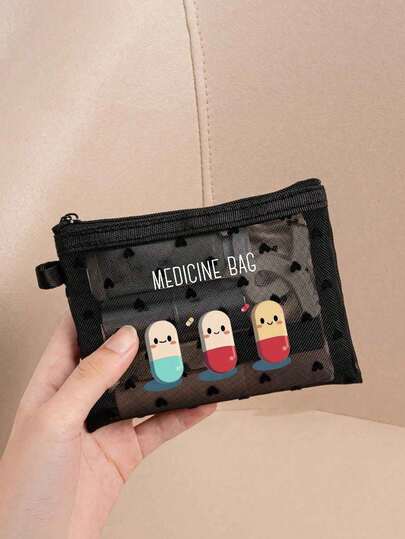 Chiếc túi đựng thuốc lưới mini di động này, được in chữ "Medicine" (Thuốc) và họa tiết hình chữ thập, có thể được sử dụng như một bộ sơ cứu, bộ dụng cụ cấp cứu y tế, hộp đựng thuốc/viên uống ngoài trời và tại nhà, túi du lịch, túi đựng mỹ phẩm, hộp đựng sản phẩm chăm sóc da, hộp đựng son dưỡng môi, hoặc làm quà tặng Ngày của Mẹ, quà sinh nhật, hộp đựng đồ dùng phòng tắm, túi đựng đồ vệ sinh cá nhân cho sinh viên ký túc xá, hoặc quà tặng cho vợ, người thân hoặc bạn bè của bạn.