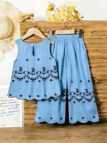 Bộ đồ không tay in họa tiết sọc retro cho bé gái. Họa tiết sọc retro với đường viền thêu tinh tế, áo không tay + quần ống rộng, thoải mái và thời trang, phù hợp cho các hoạt động hàng ngày, kỳ nghỉ, họp mặt gia đình, một lựa chọn tuyệt vời để tạo nên vẻ ngoài thanh lịch cho bé gái mùa xuân/hè. - Màu xanh lam - Xem 3