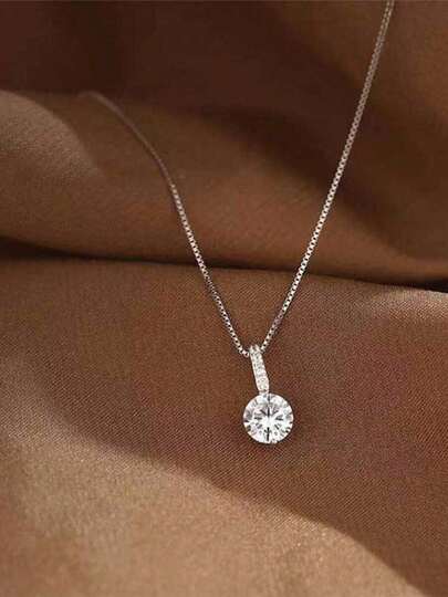 1件简约复古风水钻吊坠项链，适合女性日常佩戴