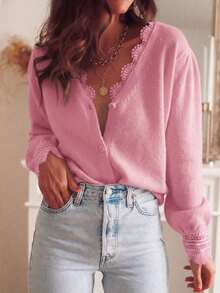 Áo len nữ thời trang năm 2026 này có kiểu dáng cardigan dệt kim cổ chữ V tay dài với ren tương phản tinh tế và hàng cúc phía trước. Chiều dài vừa phải và kiểu dáng thanh lịch, đơn giản, thoải mái khiến nó trở thành món quà hoàn hảo cho Ngày của Mẹ và để mặc hàng ngày vào mùa thu và mùa đông. Màu hồng - Hồng - Xem 3