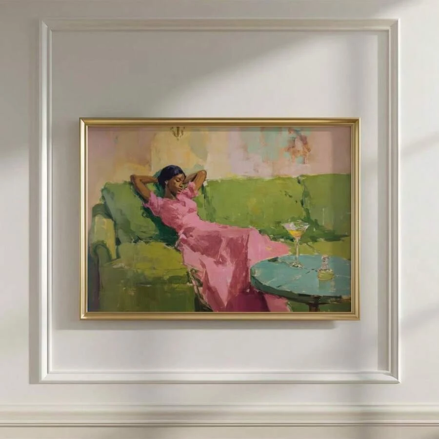 Decoración de pared plana 2D, 2D plana, 1 pieza con un póster vintage de una mujer bebiendo un Martini mientras se sienta en un sofá. Esta pintura al óleo en tonos pastel ofrece un toque único y artístico - Sin marco - Ver 1