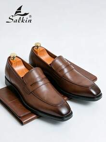 Salkin 男士时尚一脚蹬便士乐福鞋，绅士真皮正装鞋，方头商务办公正装鞋，现代生活平价奢华之选。经典英伦风格，柔软舒适的真皮鞋面，防滑耐磨鞋底，适合搭配西装、毕业典礼、婚礼、派对、日常休闲穿着。尺码齐全。 - 棕色 - 查看 8
