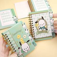 1 本 Sanrio Pochacco 螺旋笔记本（四款设计随机发货），采用 Pochacco 图案，配金色分隔页。这款 A7 尺寸的记事本时尚美观，是理想的文具用品，方便携带，也适合快速记录笔记。是馈赠亲朋好友的绝佳礼物。 - 彩色 - 查看 2