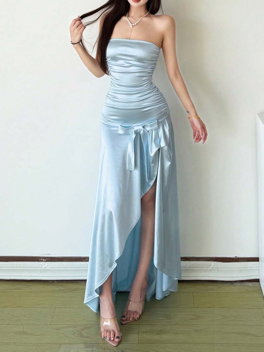 Đầm maxi nữ màu xanh dương sáng, không tay, chất liệu dệt kim, vạt bất đối xứng với điểm nhấn là nơ. Chiếc đầm dự tiệc thanh lịch và gợi cảm này phù hợp cho các dịp trang trọng hoặc dạ hội. - Màu xanh lam - Xem 1