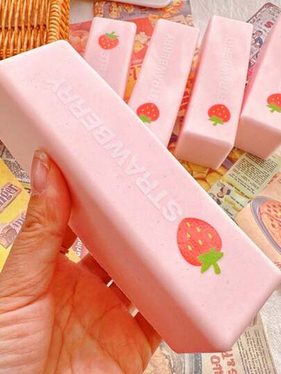 1个可爱粉色草莓巧克力牛奶软毛绒玩具，可挤压、慢回弹，缓解压力，桌面摆件，创意礼物，适合成人，新年、情人节、母亲节、毕业典礼、生日等场合。