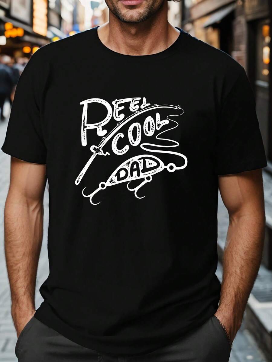 Camiseta de manga corta y cuello redondo para hombre de talla grande, con estampado de caña de pescar y la frase "REEL COOL DAD", estilo casual y elegante para actividades al aire libre en verano. - Negro - Ver 1