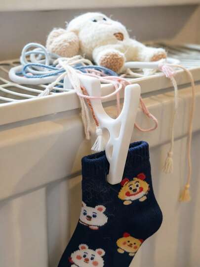 Bộ 2 móc treo tản nhiệt có kẹp quần áo tích hợp - Tiện lợi hơn nhiều khi treo các vật dụng như quần áo, khăn tắm, tất, khăn quàng cổ, v.v. - Không cần khoan hay lắp đặt - Có thể treo trực tiếp lên tản nhiệt để sử dụng - Không chiếm diện tích