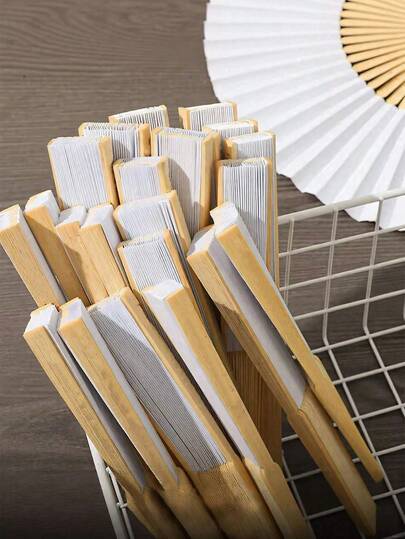 Bộ 3 quạt giấy gấp màu trắng, chất liệu tre, thích hợp để tự tô màu, dùng trong các bữa tiệc, đám cưới, làm đạo cụ chụp ảnh, quà tặng gấp gọn và trang trí. Thích hợp cho đám cưới, tiệc tùng, tiệc cô dâu, tiệc sinh nhật, tiệc độc thân và các dịp khác.