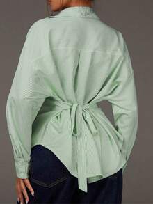 Blusa feminina plus size listrada verde e branca com amarração na cintura, modelo solto com gola dobrável e mangas compridas, com detalhes de design. Ideal para a primavera. - Verde - Ver 2
