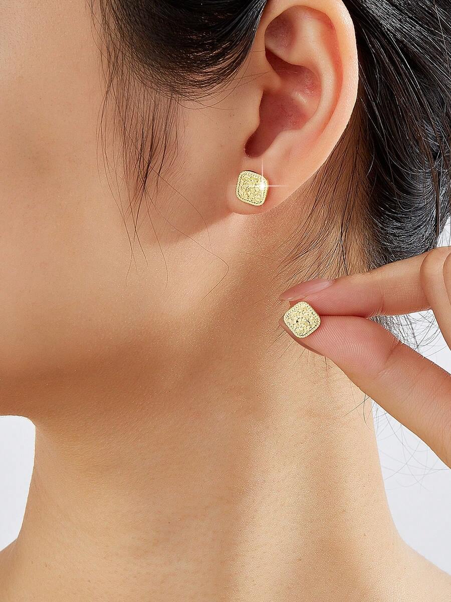Brincos de Botão Quadrados Martelados Folheados a Ouro Mgyi Jewelry para Mulheres, Brincos Minimalistas de Corte Almofadado com Ponto, Joias Delicadas para Presente de Uso Diário - PEH-083 - Visão 1