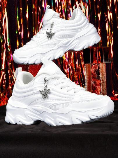 Giày thể thao nữ đế dày 5cm, phong cách Y2K cá tính với dây xích hình bướm kim loại trang trí, đa năng cho sinh hoạt hàng ngày, đi làm, dạo phố, thể thao, thiết kế punk tối màu độc đáo, đế EVA thoáng khí chống trượt nhẹ thoải mái màu trắng.