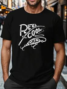 Camiseta de manga corta y cuello redondo para hombre de talla grande, con estampado de caña de pescar y la frase "REEL COOL DAD", estilo casual y elegante para actividades al aire libre en verano. - Negro - Ver 12