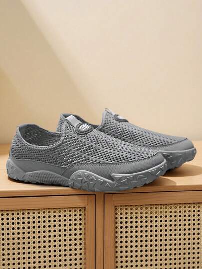 Giày lười nam lưới thoáng khí mùa hè 2026 mới, giày rộng rãi chống mùi hôi, đế mềm nhẹ, cỡ lớn 45, giày thể thao, giày đi làm, giày lội nước, giày lái xe đa năng cho nam, giày đi bộ hàng ngày thoải mái, thoáng khí cho giới trẻ, có sẵn màu đen, trắng, xám và nhiều màu khác.