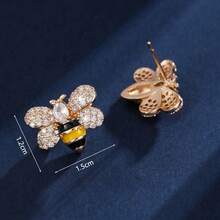 1 đôi bông tai thời trang nữ với thiết kế hình ong dễ thương, phong cách sang trọng nhẹ nhàng, thích hợp cho đi làm hàng ngày/hẹn hò/làm quà tặng/làm đẹp, phụ kiện tinh tế. - Bông tai hình ong - Xem 3