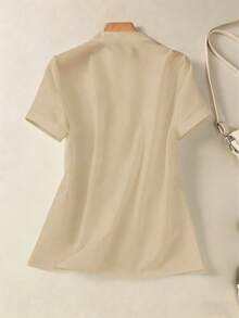 Camisa de mujer de unicolor con cuello en V y botones - Blusa casual y elegante de manga corta con detalle de bolsillo, adecuada para vacaciones, viajes y uso diario, artículo esencial para primavera y verano - Marrón - Ver 6