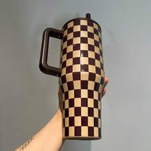 HYDRO-JUG, 40OZ,Black Leopard Print, Duck-Hunting Camouflage. Pink White / Black White / Coffee, Ice Dispensing Cup, Car-Mounted Office/Home Outdoor Water Bottle, Must-Have For Commuting, Pink White Check Is Suitable For A Girl's Style, Black And White Check Creates A Cool Vibe, And Coffee Check Showcases A Retro Look. Made Of Stainless Steel And With Vacuum Insulation Technology, It Maintains Long-Term Heat Retention And Cold Preservation. It Can Lock In Temperature For Both Summer Iced Drinks And Winter Hot Drinks. Equipped With A Non-Slip Handle, Leak-Proof Sealing Cap + Detachable Straw, It Won't Leak During Travel And Is Comfortable To Hold With One Hand; 40OZ Large Capacity, Eliminating The Need To Frequently Refill Water, Suitable For Commuting, Office, Fitness, Outdoor, Campus And Other Scenarios. Perfect For Students, Office Workers To Use On Their Own, As Gifts For Festivals, For Friends Or Couples, With Both Appearance And Practicality Being Excellent. - Lưới cà phê - Xem 2